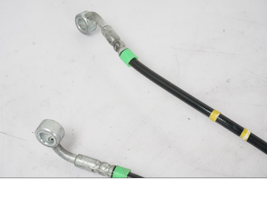 Snett uppifrån på Bromsledning från en KTM 390 Duke -2018 motorcykel.