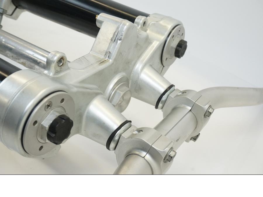 Vänster sida på Gaffelpaket från en KTM 950 SM -2006 motorcykel.