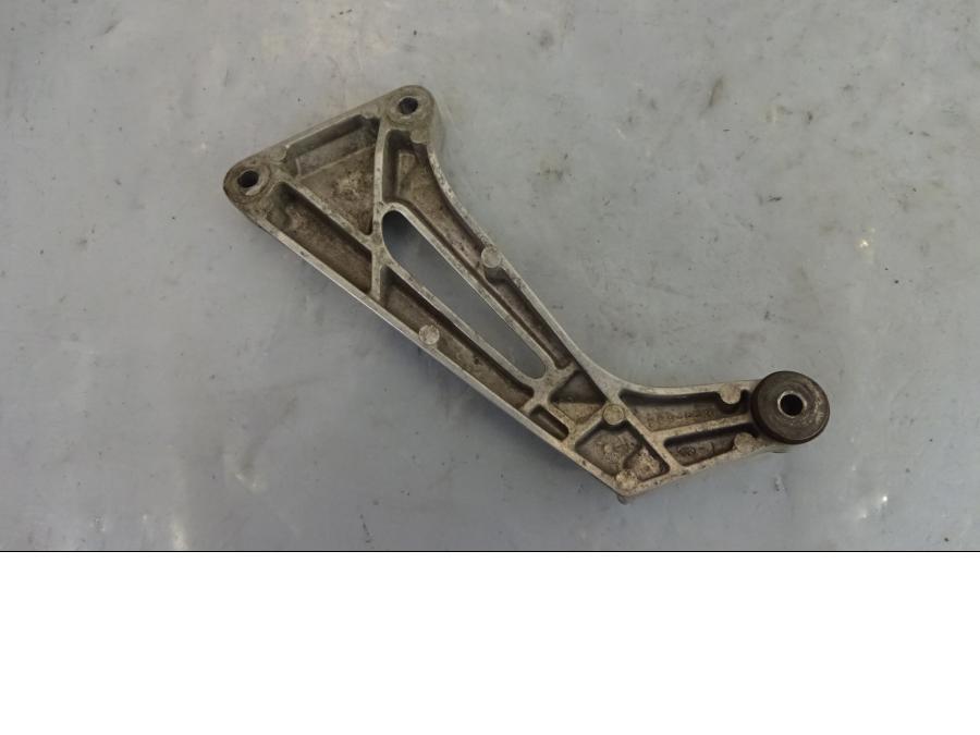 Baksidan på Fotpinnefäste från en Honda VTR 1000 F -1997 motorcykel.