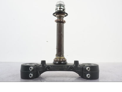 Framsidan på Gaffelkrona från en Yamaha MT-09 -2016 motorcykel.