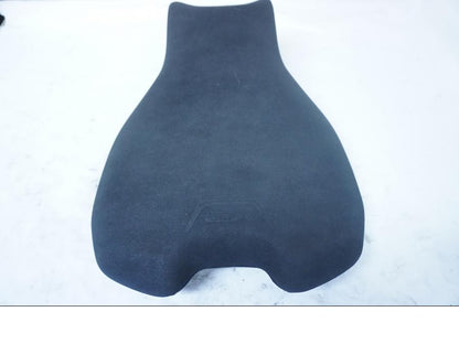 Vänster sida på Sadel från en Ducati Panigale 959 -2020 motorcykel.