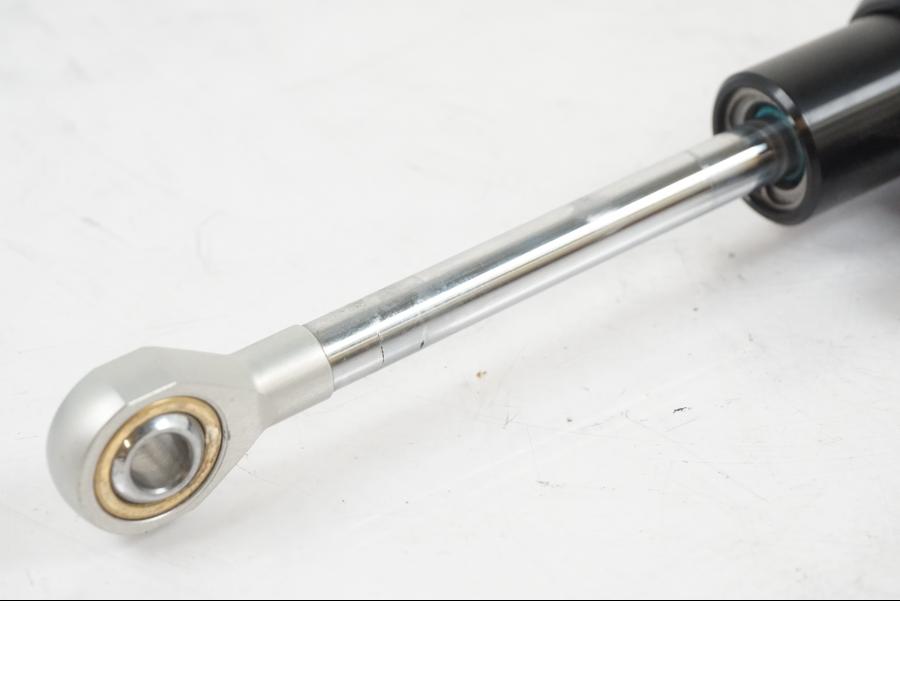 Vänster sida på Styrdämpare från en KTM 1290 Super Duke R EVO -2023 motorcykel.