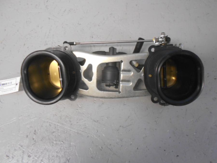 Baksidan på Spjällhus från en Ducati Streetfighter 1098 -2010 motorcykel.