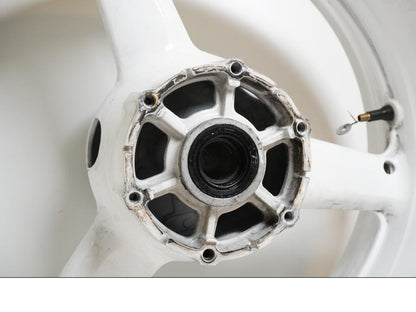 Baksidan på Fälg från en Yamaha YZF R6 -1999 motorcykel.