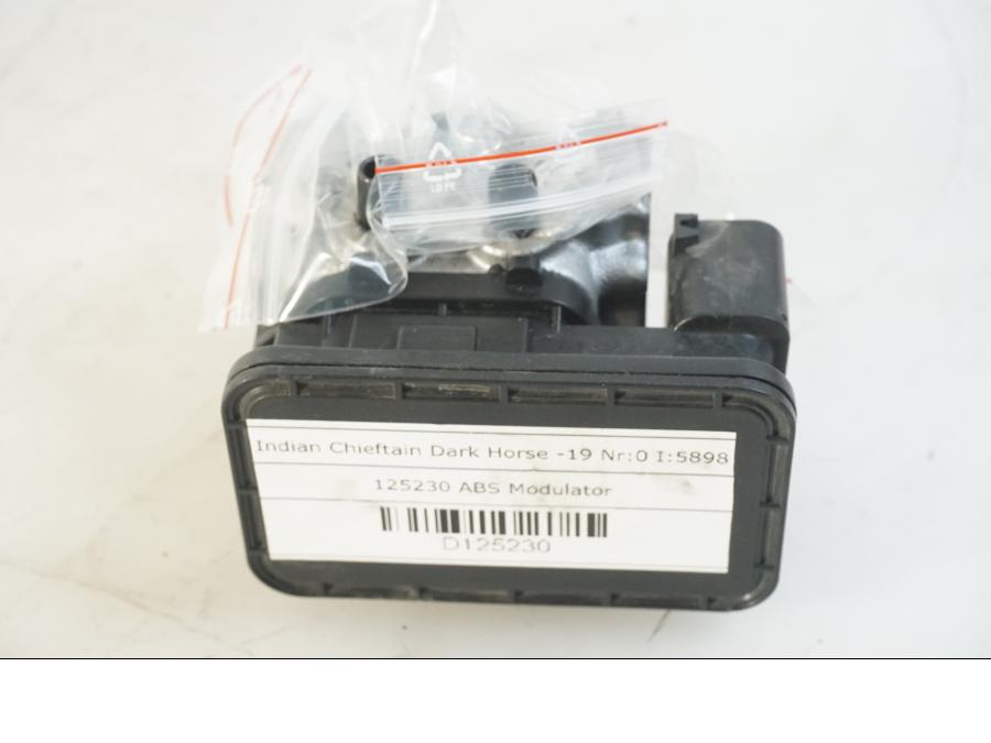 Höger sida på ABS Modulator från en Indian Chieftain Dark Horse -2019 motorcykel.