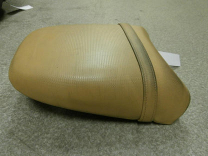 Framsidan på Sadel från en BMW R 850 R -2003 motorcykel.