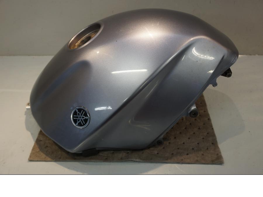 Höger sida på Bensintank från en Yamaha FJR 1300 -2004 motorcykel.