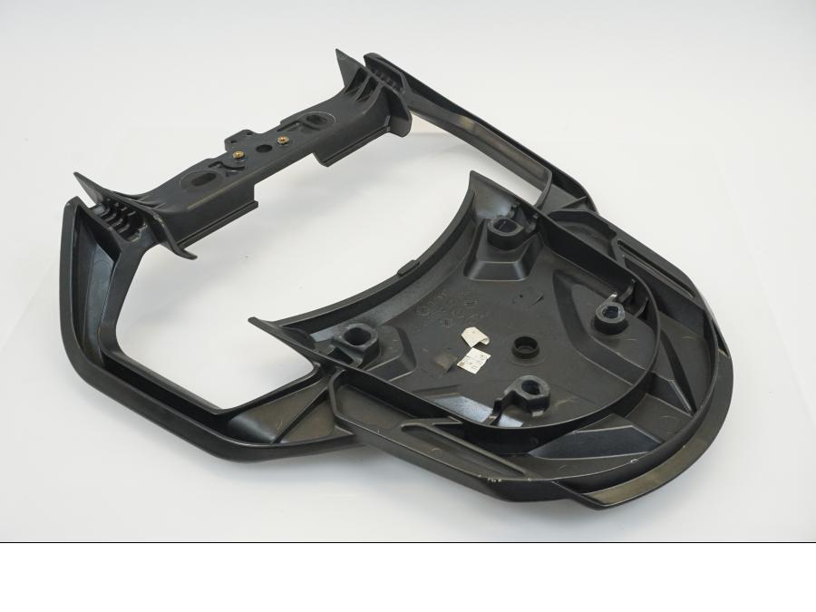 Snett nerifrån på Pakethållare från en Triumph Sprint GT -2011 motorcykel.