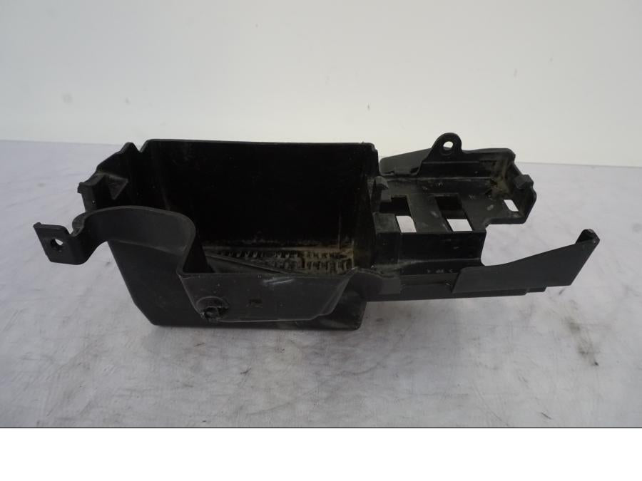 Framsidan på Batterihållare från en Kawasaki ER-6F -2010 motorcykel.