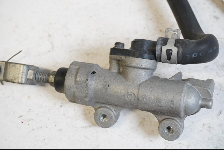 Baksidan på Bromshuvudcylinder från en Suzuki GSX 750 -2001 motorcykel.