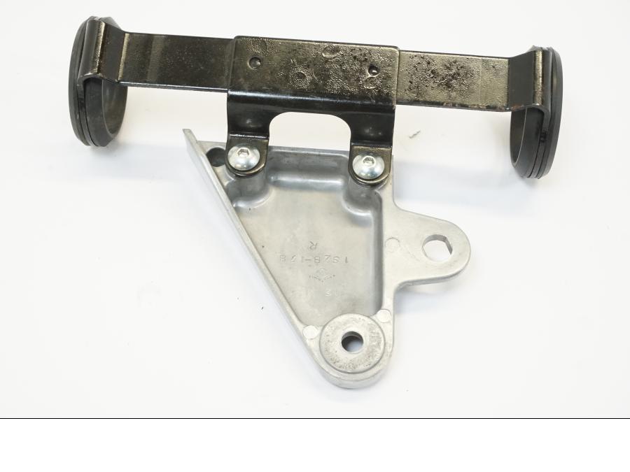 Höger sida på Strålkastarfäste från en Suzuki GSX 1400 -2003 motorcykel.