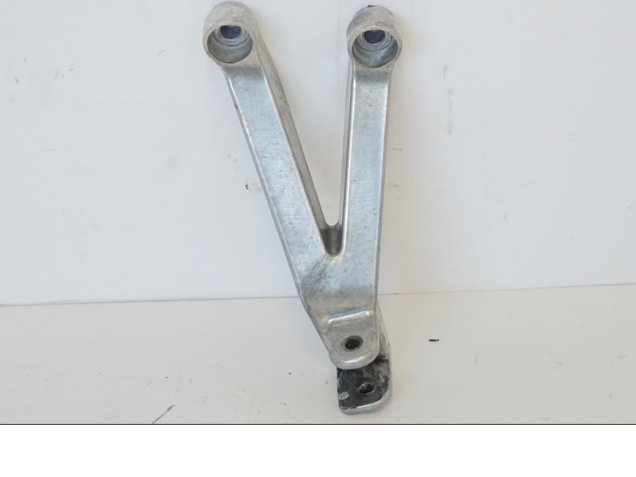 Framsidan på Fotpinnefäste från en Honda CBR 900 RR -2001 motorcykel.