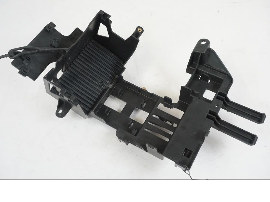 Framsidan på Batterihållare från en KTM 1290 Super Duke R EVO -2023 motorcykel.