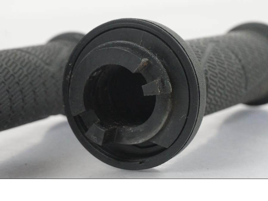 Snett uppifrån på Gummihandtag från en KTM 1290 Super Duke R -2022 motorcykel.