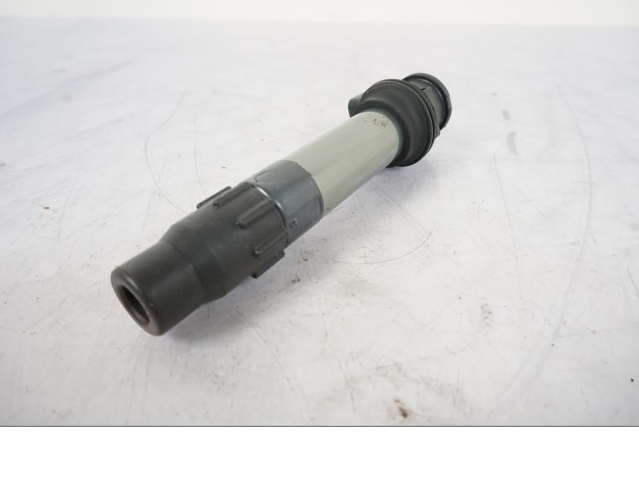 Vänster sida på Tändspole från en Honda VFR 1200 -2010 motorcykel.