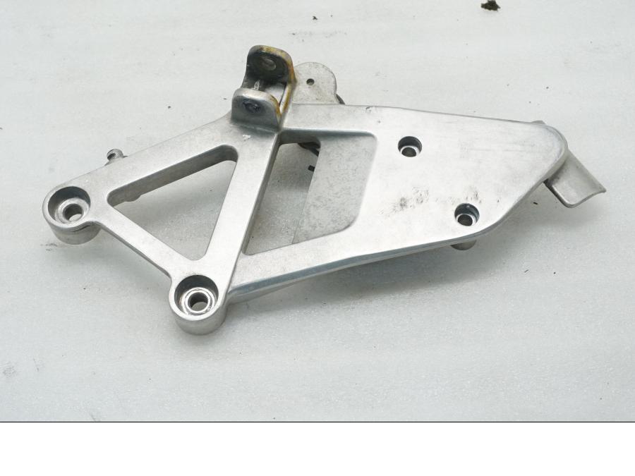 Framsidan på Fotpinnefäste från en Honda VFR 750 -1990 motorcykel.