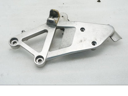 Framsidan på Fotpinnefäste från en Honda VFR 750 -1990 motorcykel.