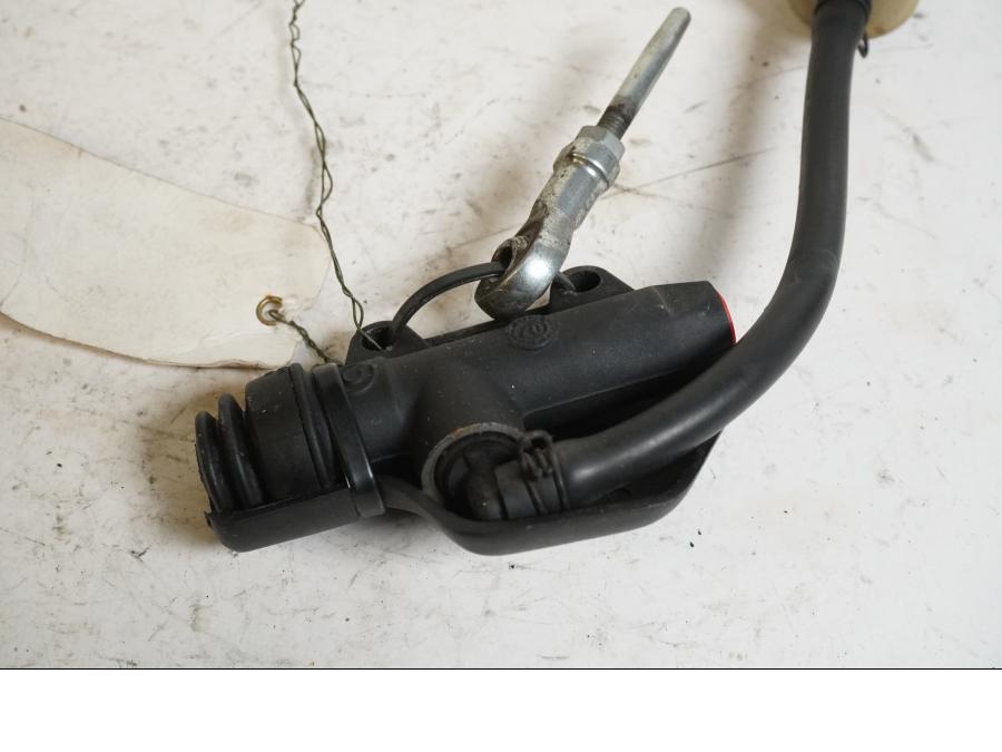 Baksidan på Bromshuvudcylinder från en KTM 690 SM -2008 motorcykel.