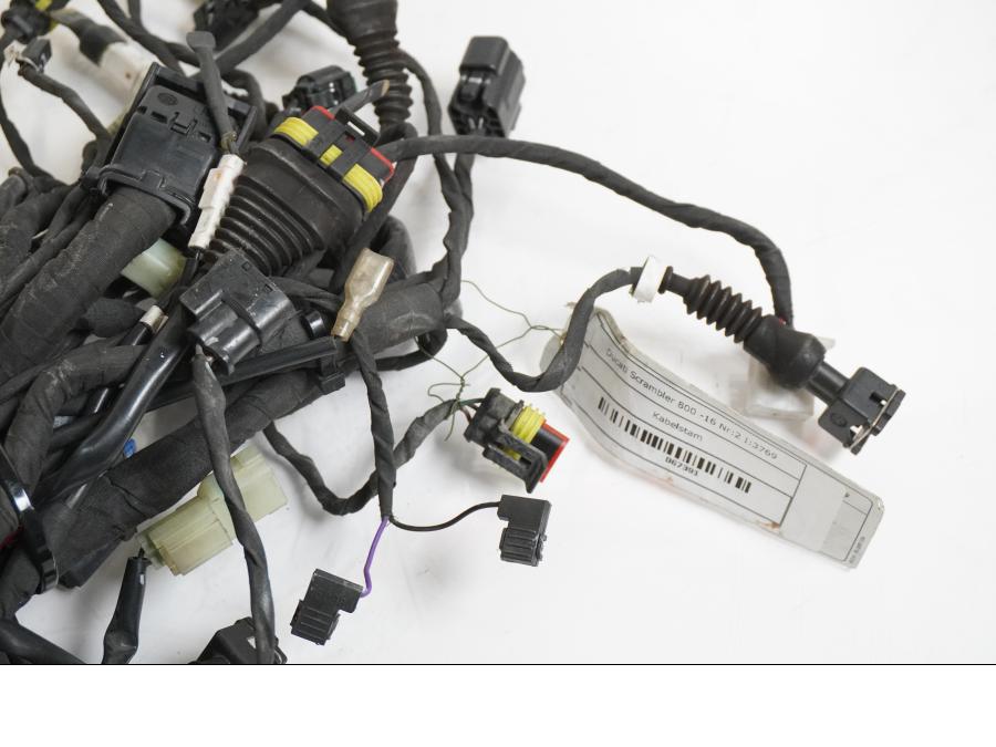 Vänster sida på Kabelstam från en Ducati Scrambler 800 -2016 motorcykel.