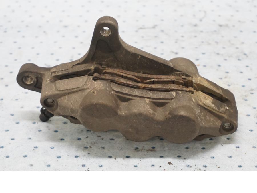 Höger sida på Bromsok från en Kawasaki ZX-6R -2000 motorcykel.