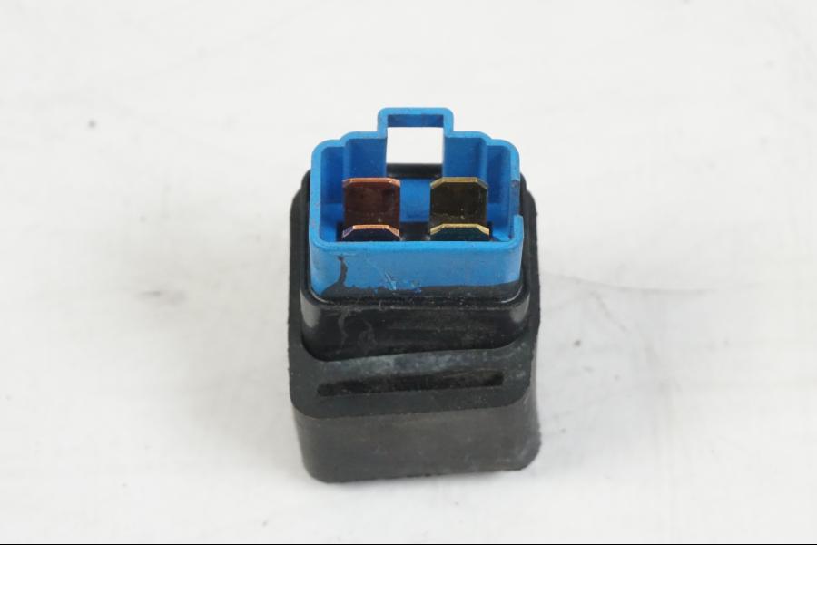 Höger sida på Relä från en Suzuki VZR 1800 -2009 motorcykel.