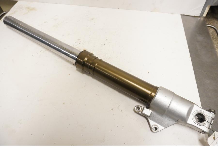 Framsidan på Gaffelben från en Honda CBR 900 RR -1993 motorcykel.