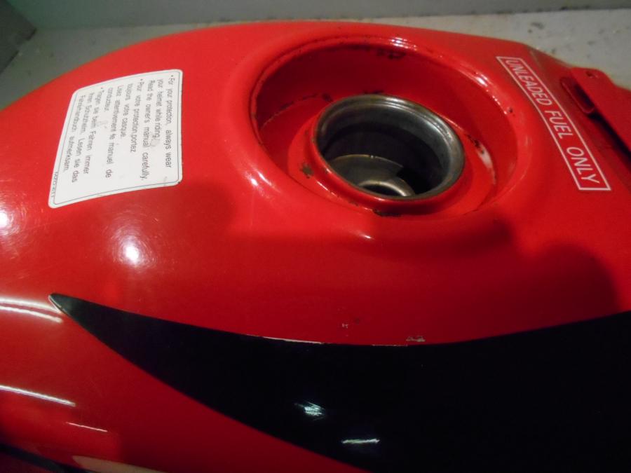 Snett uppifrån på Bensintank från en Honda CBR 125 R -2007 motorcykel.