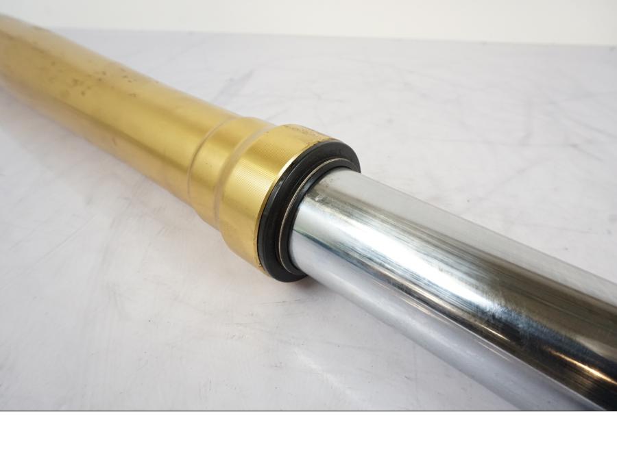 Snett uppifrån på Gaffelben från en Honda CRF 1000 Africa Twin -2016 motorcykel.