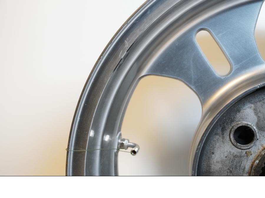 Extrabild4 på Fälg från en Kawasaki VN 1600 Mean Streak -2004 motorcykel.