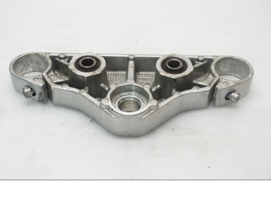 Baksidan på Gaffelkrona från en Yamaha XVS 650 -2000 motorcykel.