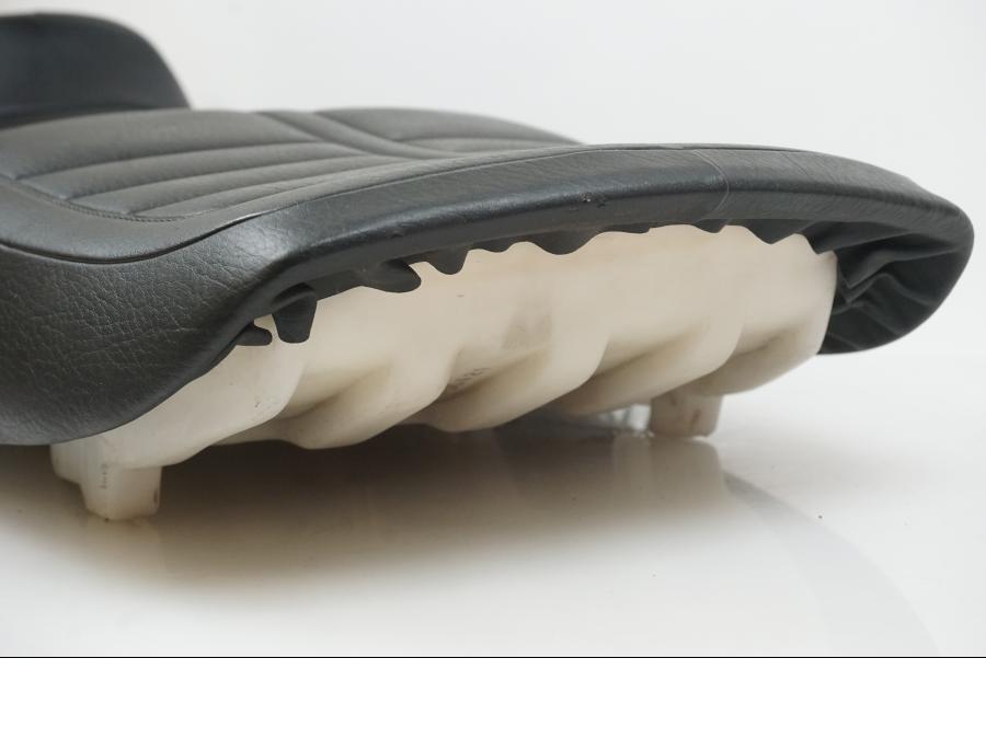 Höger sida på Sadel från en Yamaha XJ 900 -1997 motorcykel.