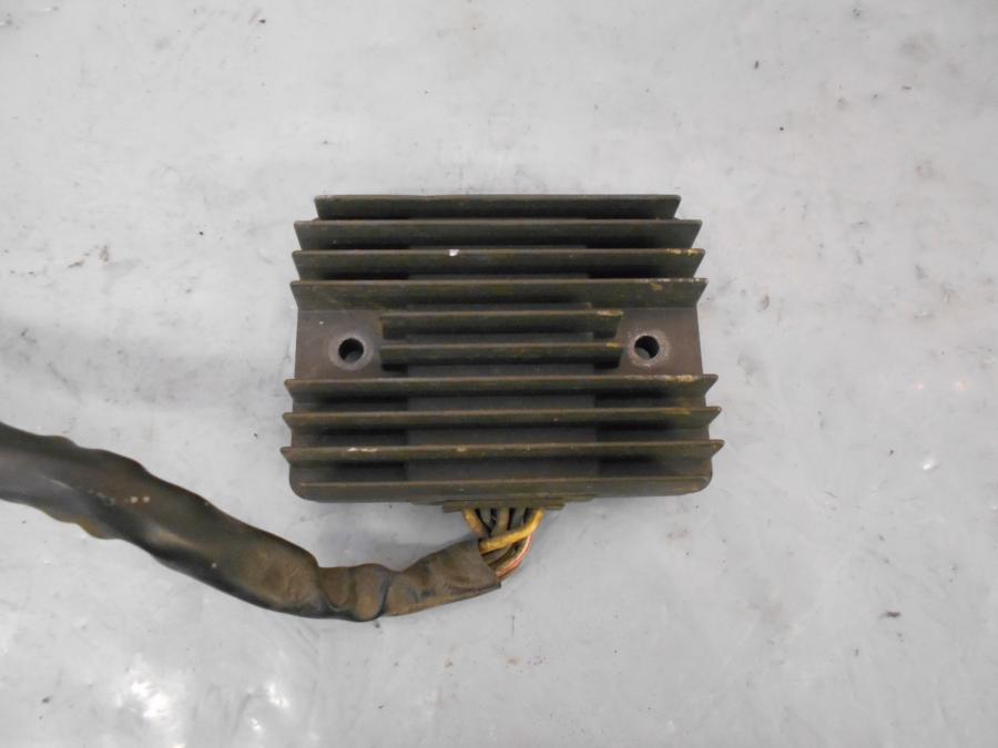 Framsidan på Likriktare från en Kawasaki VN 1600 Mean Streak -2007 motorcykel.