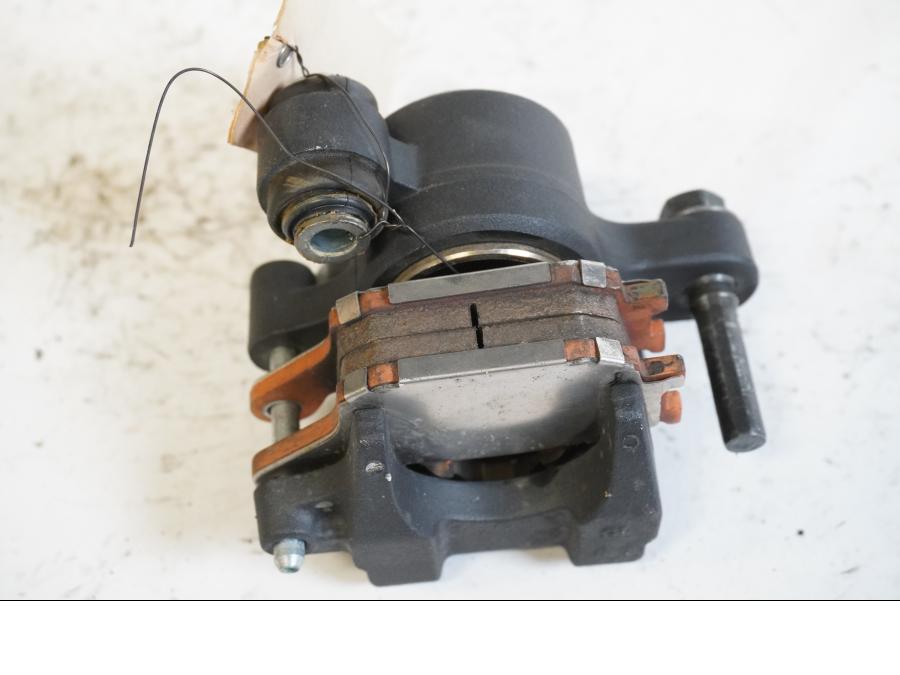 Höger sida på Bromsok från en Yamaha MT-09 Tracer -2015 motorcykel.