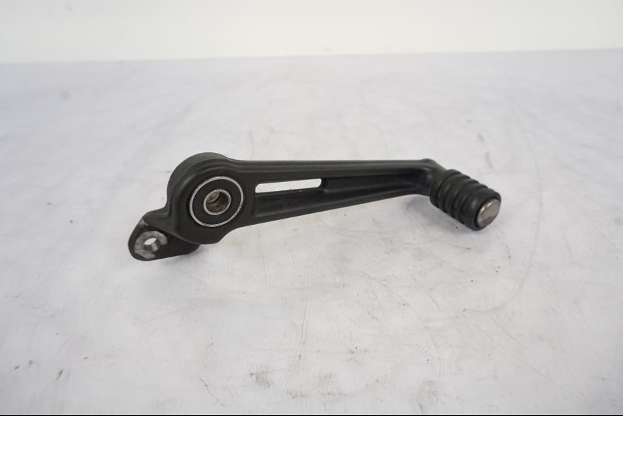 Framsidan på Bromspedal från en KTM 125 Duke -2017 motorcykel.