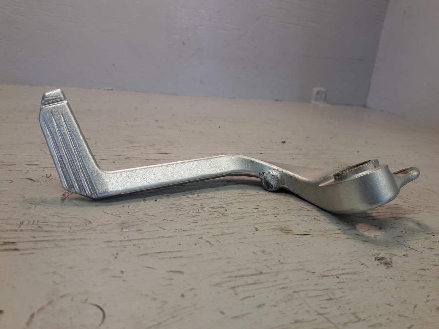 Baksidan på Bromspedal från en BMW K 1200 S -2008 motorcykel.