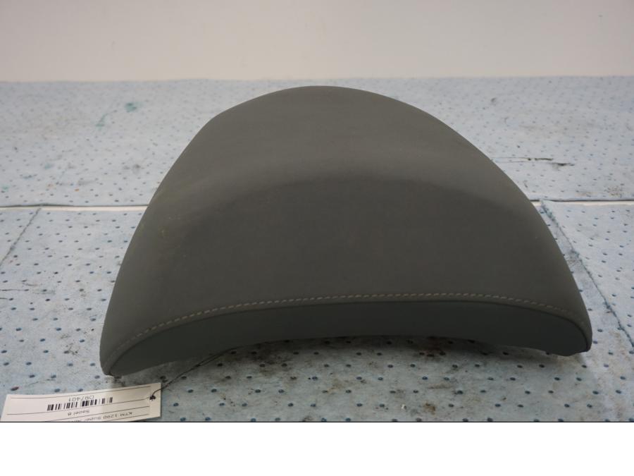 Höger sida på Sadel från en KTM 1290 Super Adventure -2015 motorcykel.