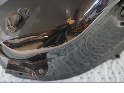 Snett uppifrån på Bensintank från en KTM 125 Duke -2017 motorcykel.