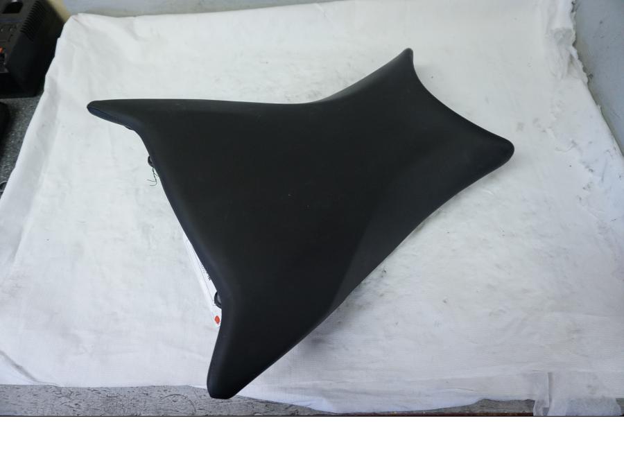 Vänster sida på Sadel från en BMW S 1000 RR -2012 motorcykel.