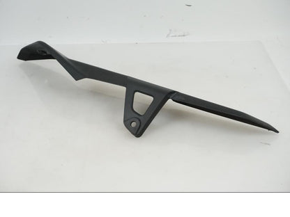 Baksidan på Kedjeskydd från en Ducati Desert X -2022 motorcykel.