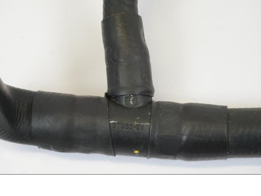 Extrabild1 på Vattenkyl Slang Set från en Triumph Trident -2021 motorcykel.