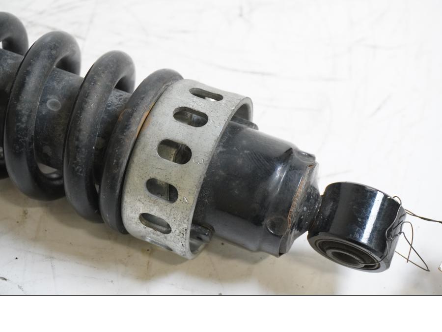 Baksidan på Stötdämpare från en Suzuki M 1800 -2007 motorcykel.