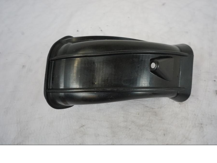 Snett nerifrån på Luftrör från en KTM 1290 Super Duke R -2023 motorcykel.