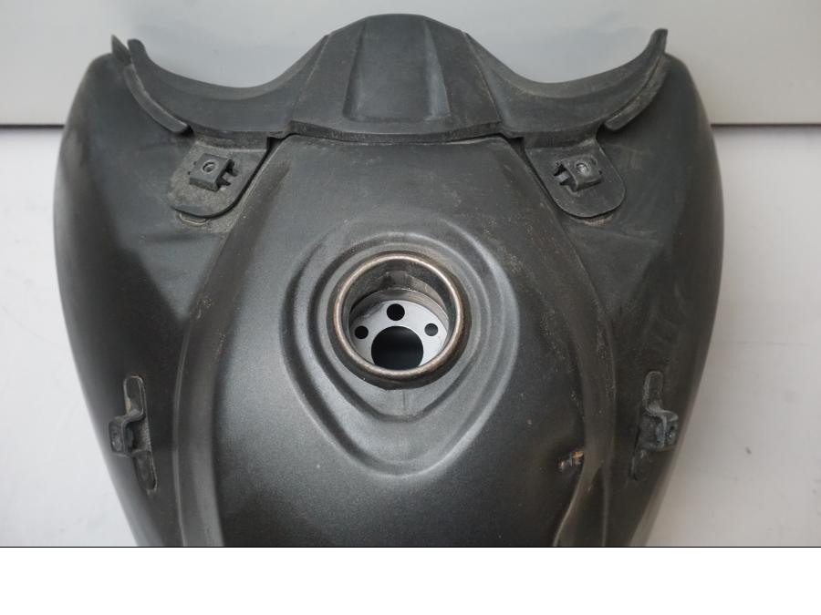 Extrabild2 på <p>Bensintank från Yamaha XT 660 X 2008.</p>

<p>Bucklig, ytrost och lackskador se bilder.</p> motorcykel.