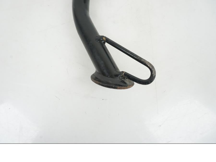 Baksidan på Sidostöd från en KTM 125 Duke -2023 motorcykel.