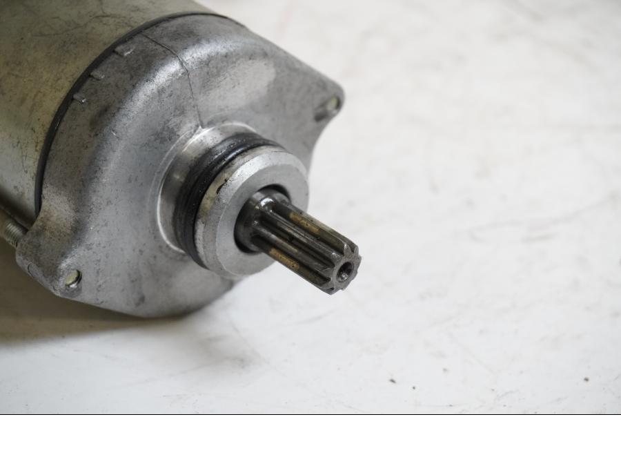 Baksidan på Startmotor från en Honda CB 600 Hornet -2001 motorcykel.