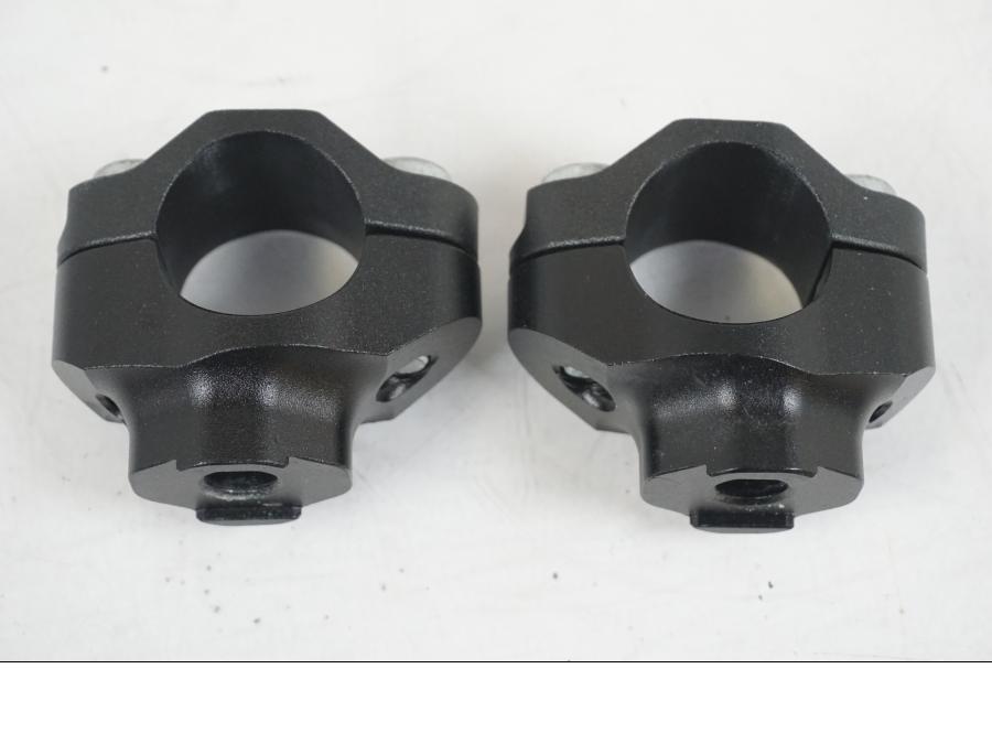 Höger sida på Styrfäste från en KTM 1290 Super Duke R EVO -2023 motorcykel.