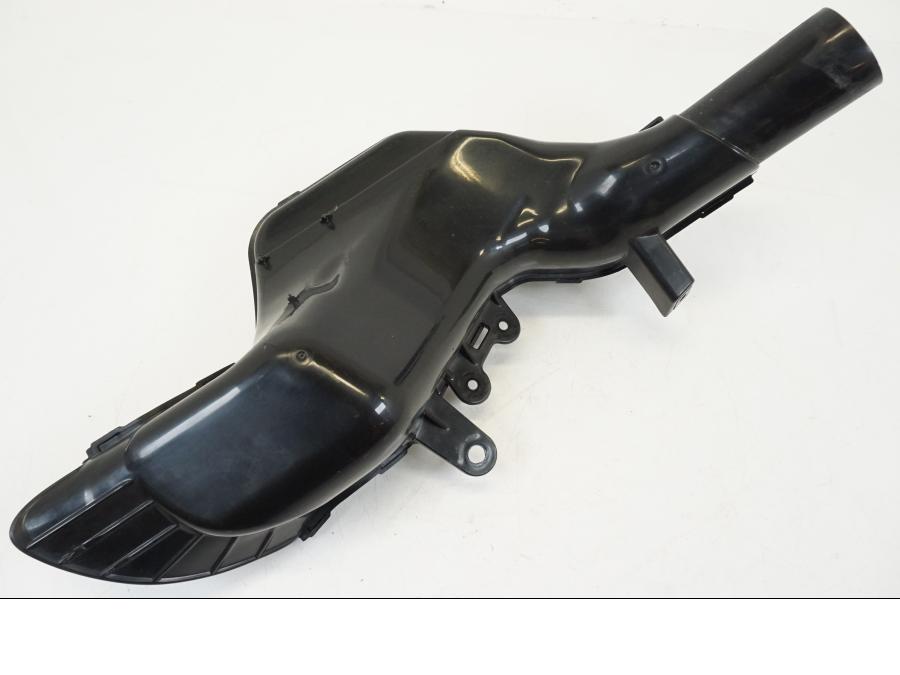 Snett nerifrån på Luftintag från en Suzuki GSX 1300 R -2017 motorcykel.