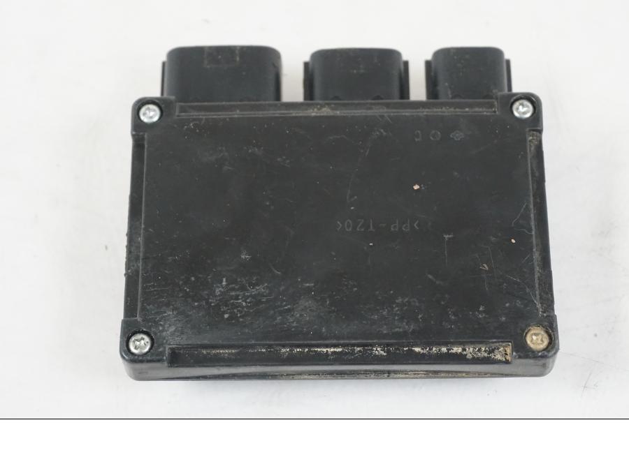 Snett uppifrån på Reläbox från en Kawasaki ER-6F -2010 motorcykel.