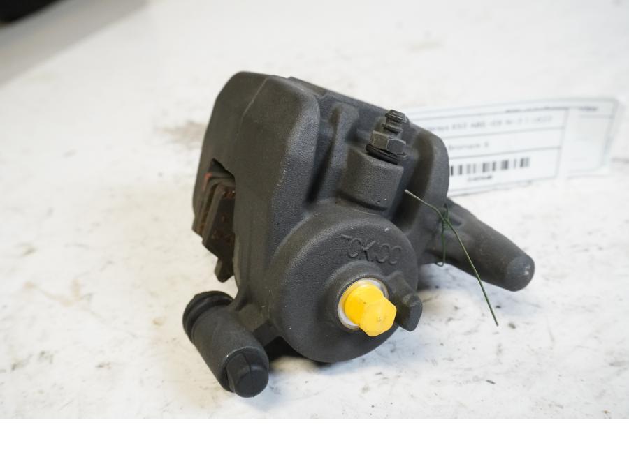 Framsidan på <p>Bromsok bak från Kawasaki Versys 650 ABS 2009.</p>

<p>Tokico. Ett kolvs ok.</p> motorcykel.