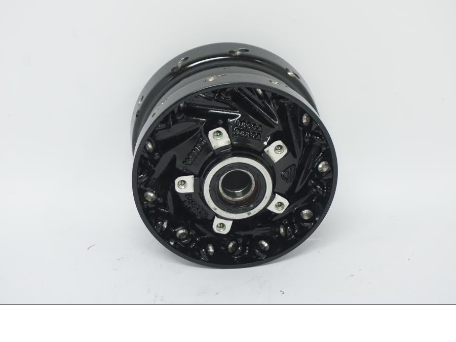 Vänster sida på Nav från en Ducati Desert X -2022 motorcykel.